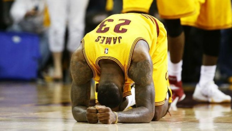 Εξαντλημένος στα γόνατα ο Λεμπρόν! (vid)