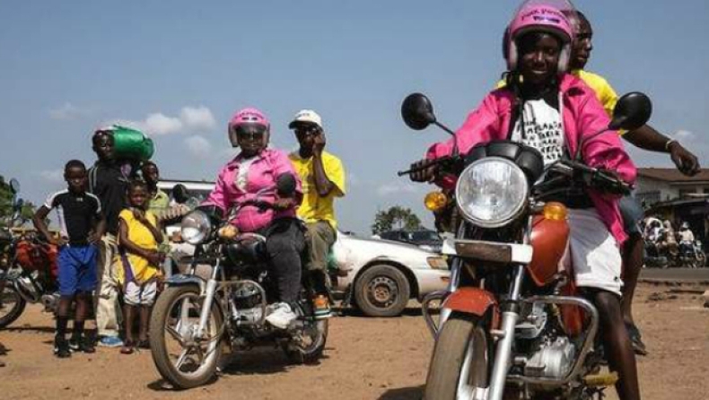 Λιβερία: Γυναίκες οδηγοί ταξί-μηχανών φορούν ροζ για να νιώθουν ασφαλείς (pics)