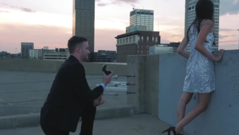 Πρόταση γάμου γυρίζοντας ταινία δράσης