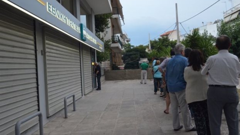 Ουρές στα ΑΤΜ για συντάξεις και υπό τον φόβο «Grexit»