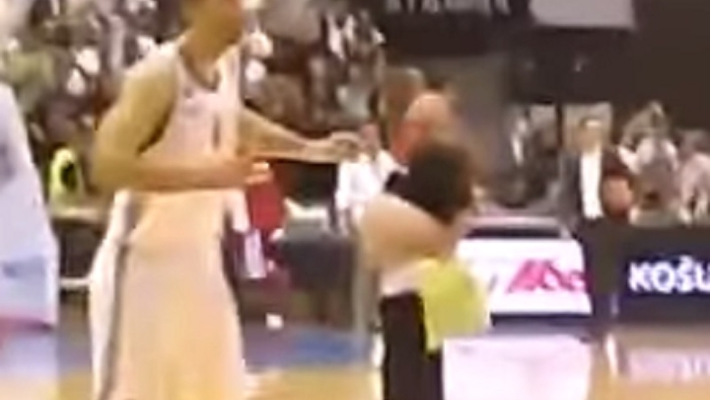 Χόρευε... γυμνός στο παρκέ! (vid)