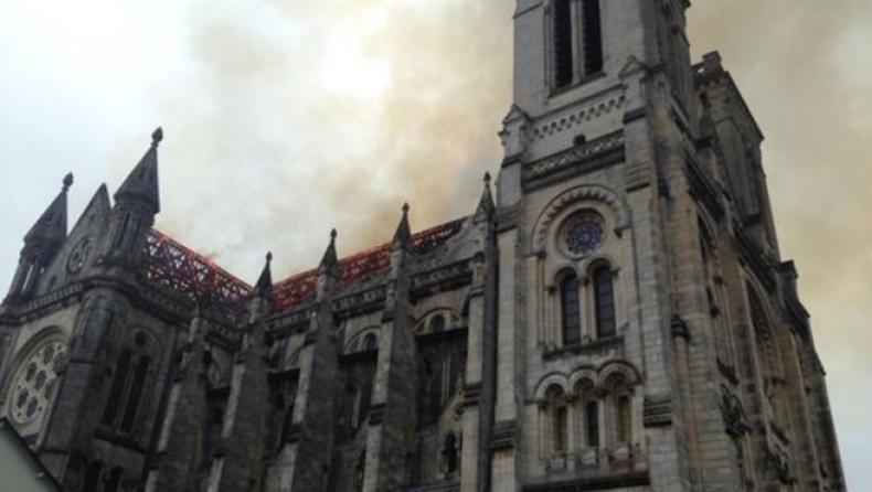 Στις φλόγες ναός του 19ου αιώνα στη Γαλλία (pic&vids)