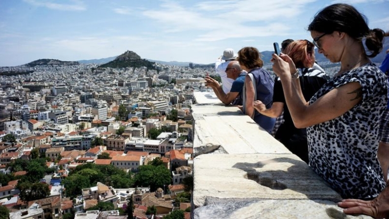 Guardian: Τουρίστες στην Ελλάδα λένε «ελάτε όλοι και ξοδέψτε χρήματα εδώ»