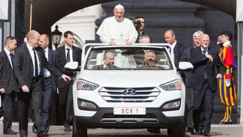 Mε Cabrio SUV ο Πάπας