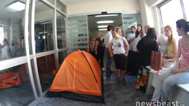 Συμβασιούχοι έστησαν σκηνές μέσα στο υπουργείο Εργασίας (pics)