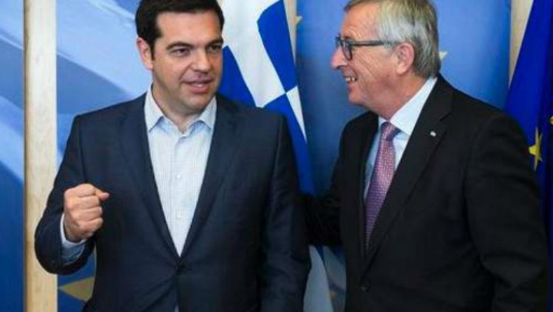 Χωρίς χειραψία, αλλά με βεβιασμένα χαμόγελα και σπρώξιμο Τσίπρας και Γιούνγκερ (pics+vid)
