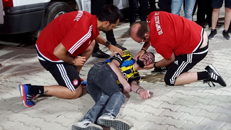 Η στιγμή που ο γιατρός του Ολυμπιακού σώζει τον Τούρκο οπαδό (vid)