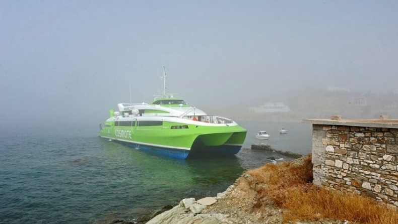 Έρευνα από δύτες στο καταμαράν που προσάραξε στην Τήνο