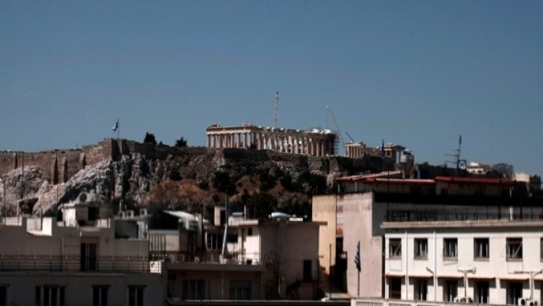 Ήθελαν να κρεμάσουν πανό υπέρ του «Όχι» στην Ακρόπολη