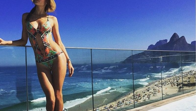 Alessandra Ambrosio: Kάνει promotion με super sexy μονοκίνι (pics)