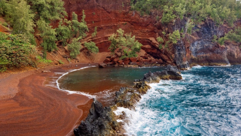 Οι πιο πολύχρωμες παραλίες του πλανήτη Γη (pics)