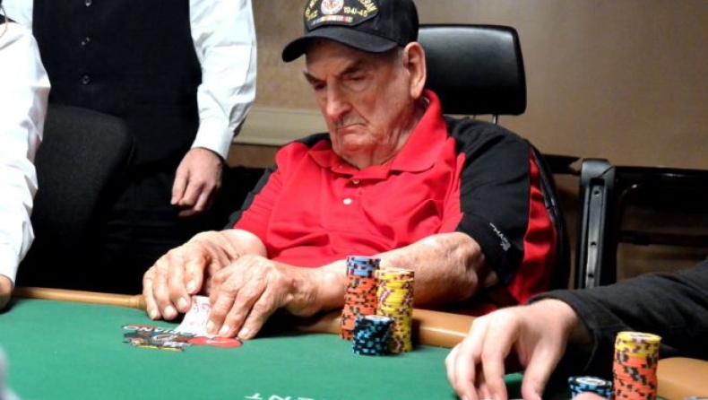 94χρονος παίκτης πόκερ κοιμάται την ώρα του παιχνιδιού