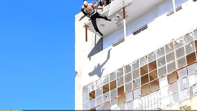 Τζιχαντιστές πετούν ομοφυλόφιλο από ψηλό κτήριο (pics & vid)