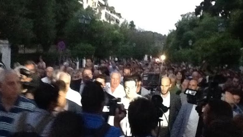 Πεζός από το Μαξίμου στο Σύνταγμα ο Τσίπρας