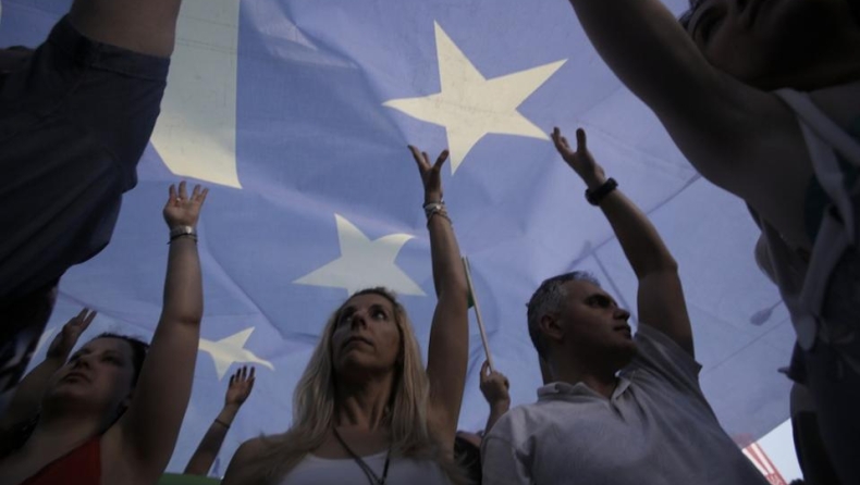 Οριακή διαφορά μεταξύ ΝΑΙ και ΟΧΙ δείχνουν δύο δημοσκοπήσεις