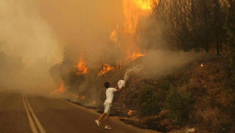 Fire front threatening Neapoli partially under control, authorities report