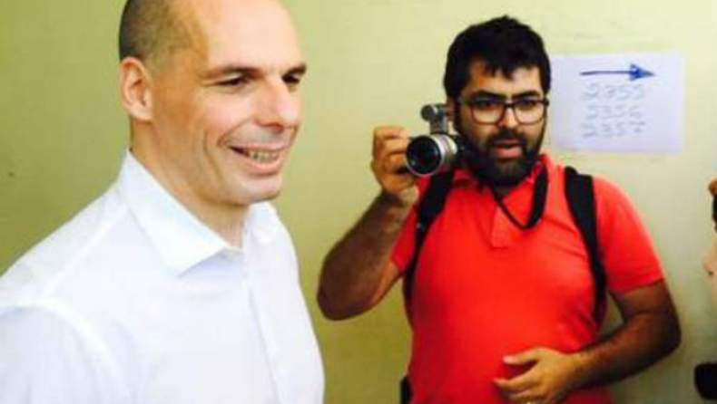 «Χαλάς τη γιορτή με αυθάδεις ερωτήσεις», είπε ο Βαρουφάκης σε δημοσιογράφο