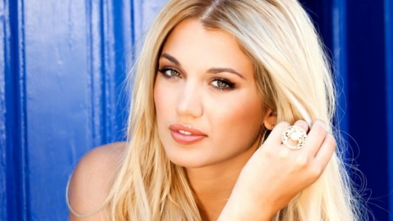 Κωνσταντίνου Σπυροπούλου: Στην Μύκονο με - μικρό - μαγιό... (vid)