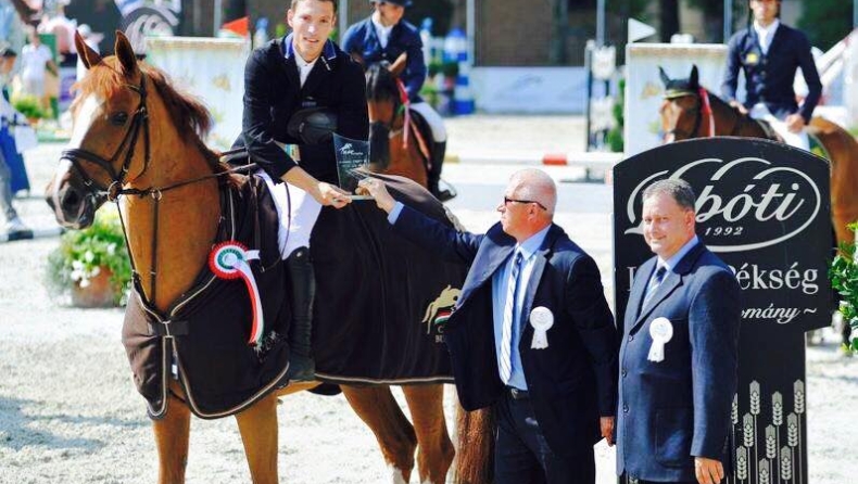 Διακρίσεις για δύο ιππείς