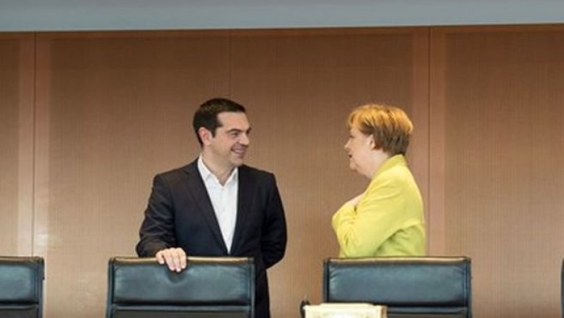 PM Tsipras interrupts party leaders' meeting for phone call with German Chancellor