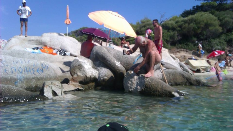 Ο δημιουργός της γοργόνας στις Καβουρότρυπες κατέστρεψε το έργο του (pics)