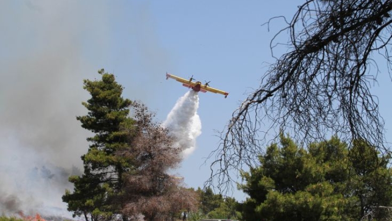 Μαίνεται το πύρινο μέτωπο στο Ξυλόκαστρο