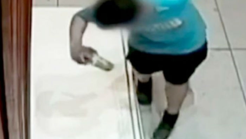 Αγόρι πέφτει σε μεγάλης αξίας πίνακα και τον καταστρέφει (vid)