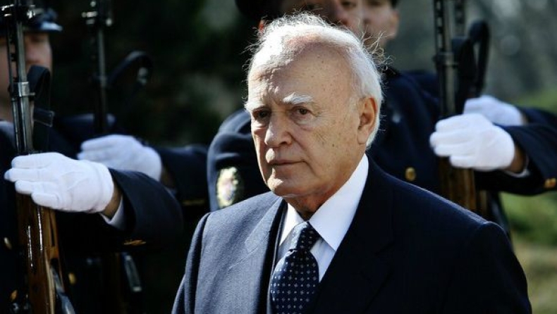 President Papoulias tells PASOK leader he will implement Constitution on leaders' meeting