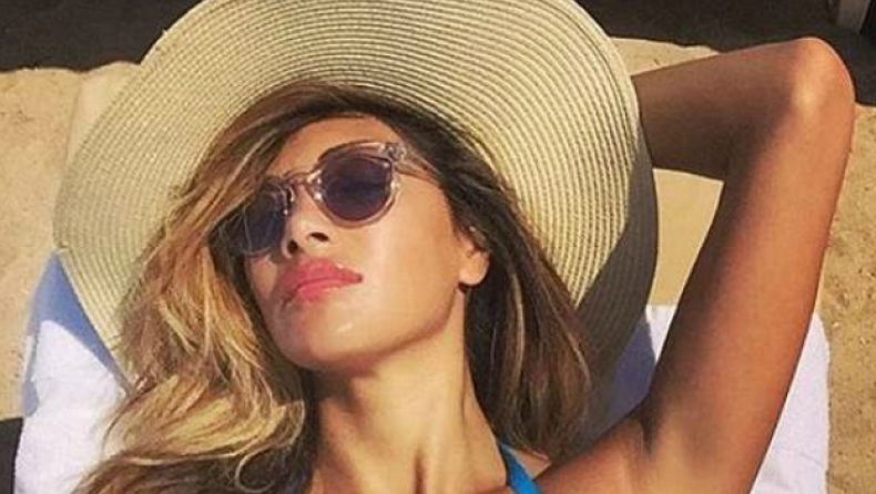 Η Νικόλ Σέρζινγκερ φωτιά topless στην παραλία (pics)