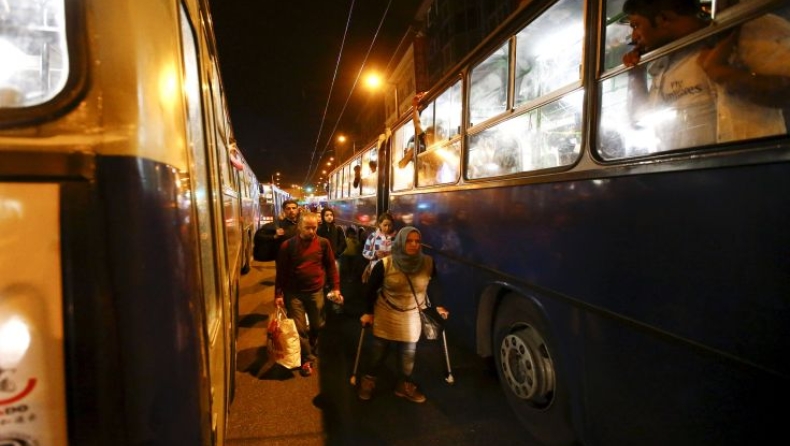 Στα σύνορα με την Αυστρία το πρώτο ουγγρικό λεωφορείο με μετανάστες