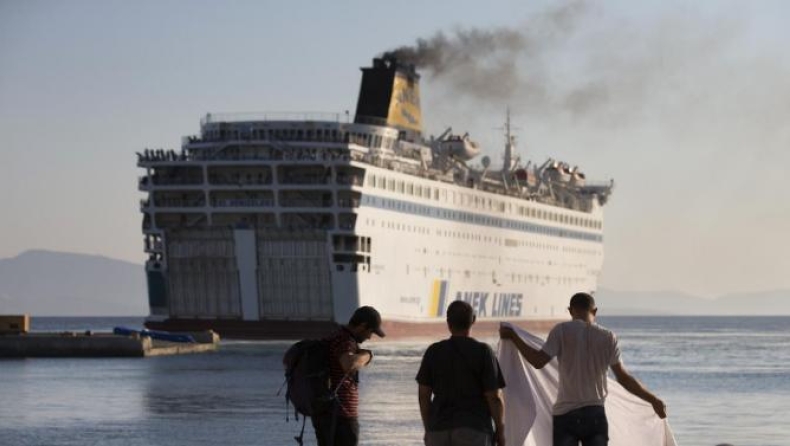 Third vessel to be chartered to transfer migrants from the islands to Piraeus