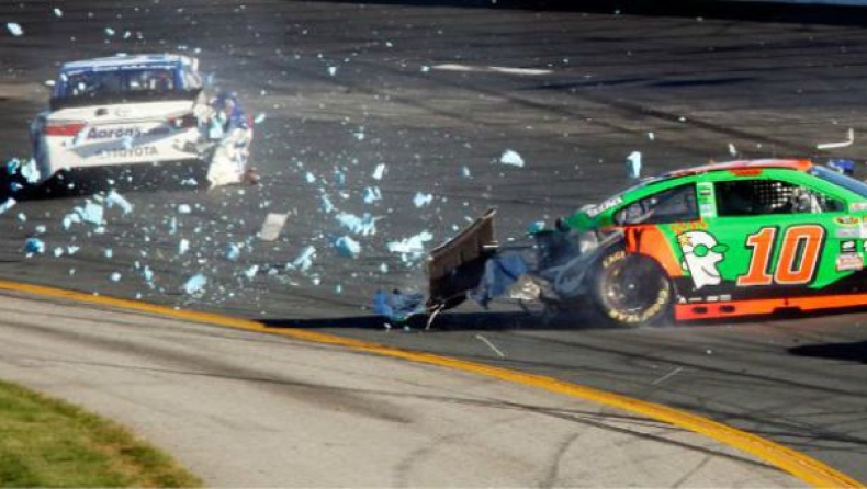 Ατύχημα στο NASCAR Sprint Cup (vid)