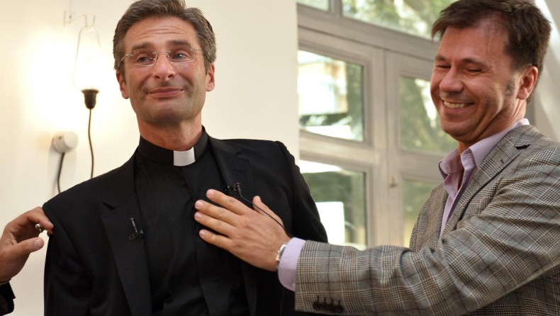Σάλος με την ομολογία κληρικού του Βατικανού ότι είναι ομοφυλόφιλος