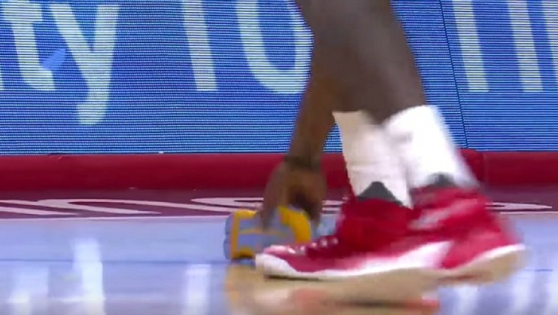 «Παίκτες, μη πετάτε αντικείμενα, προστατέψτε την ομάδα μας!»