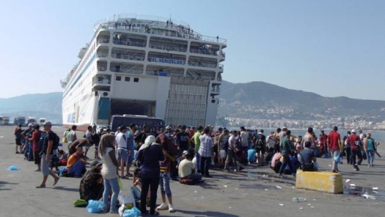 Around 5,000 refugees dock at Piraeus port