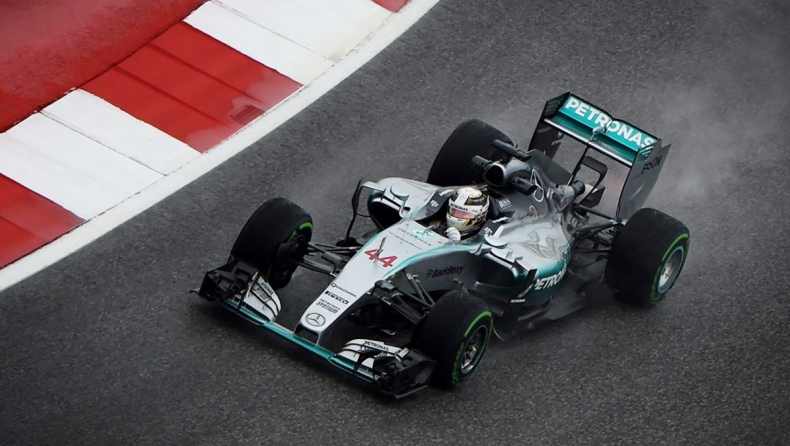 «Τραγούδησε» ο Χάμιλτον στη βροχή