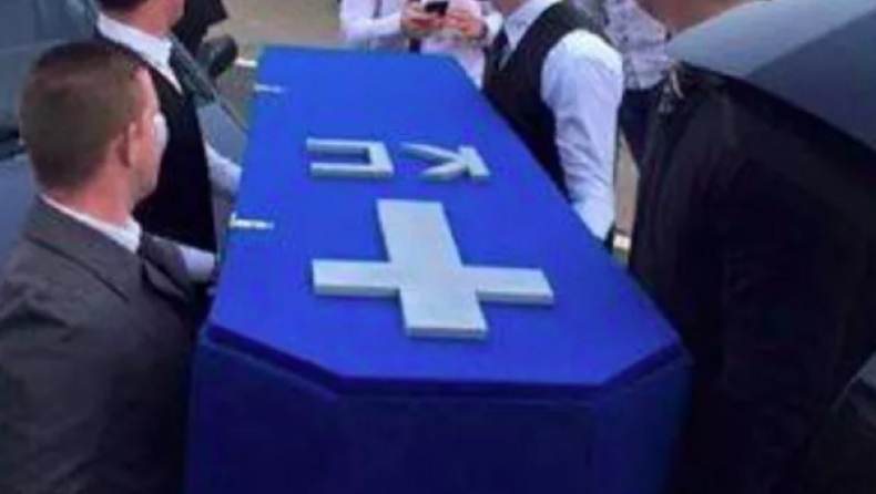 Έκαναν την κηδεία του φίλου τους επειδή… ερωτεύτηκε! (pics)