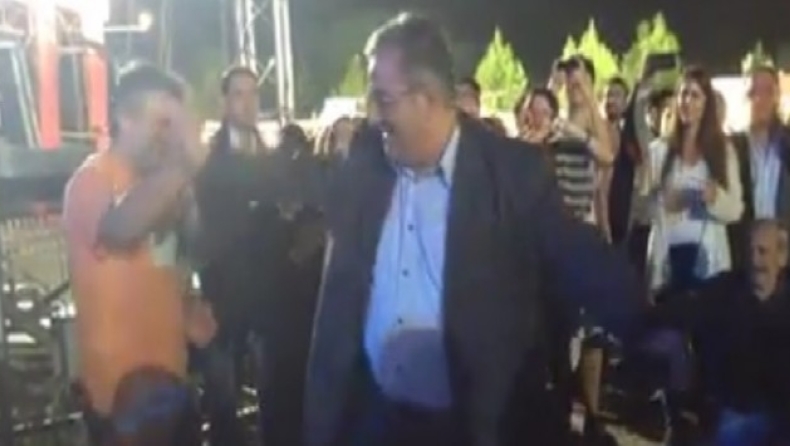 Ο Κουτσούμπας χορεύει ζεϊμπέκικο! (vid)