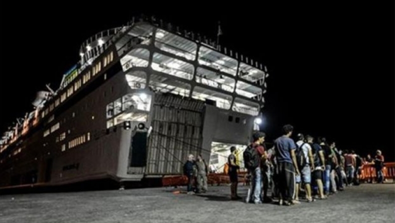 About 2,500 refugees arrive at Piraeus port