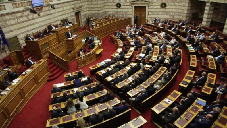 Ψηφίζονται απόψε στη Βουλή τα εκκρεμή προαπαιτούμενα