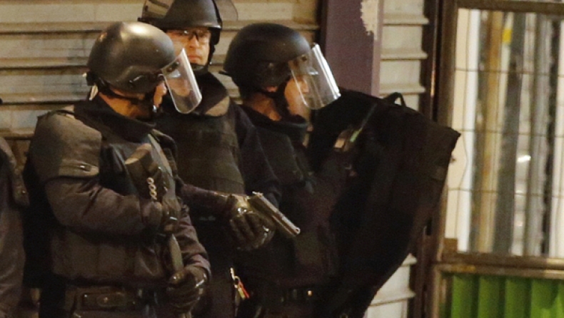 Μάχη στο Παρίσι για τη σύλληψη του εγκεφάλου των τρομοκρατικών επιθέσεων