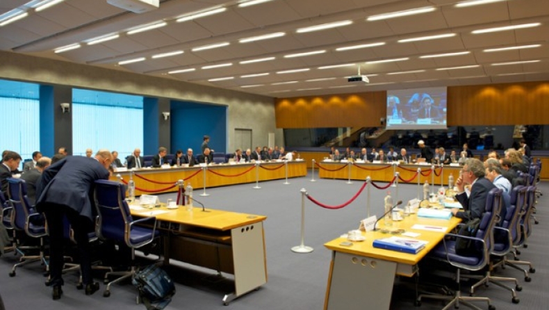 Το Eurogroup εκταμιεύει τη δόση των 2+10 δισ. ευρώ