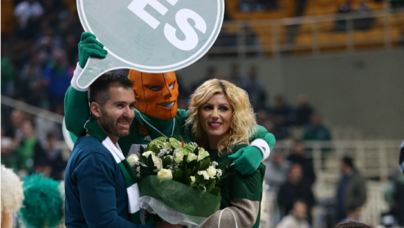 Πρόταση γάμου στο ΟΑΚΑ! (pics)