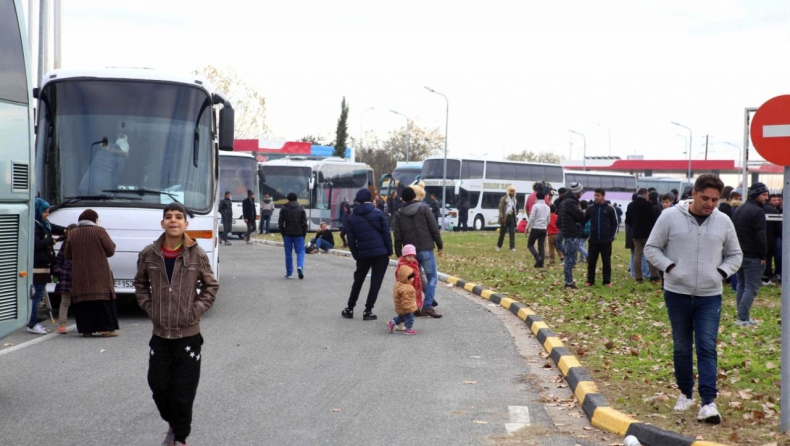 Στο Παλαιό Φάληρο οι μετανάστες από την Ειδομένη – Αποβιβάζονται και φεύγουν (vid)