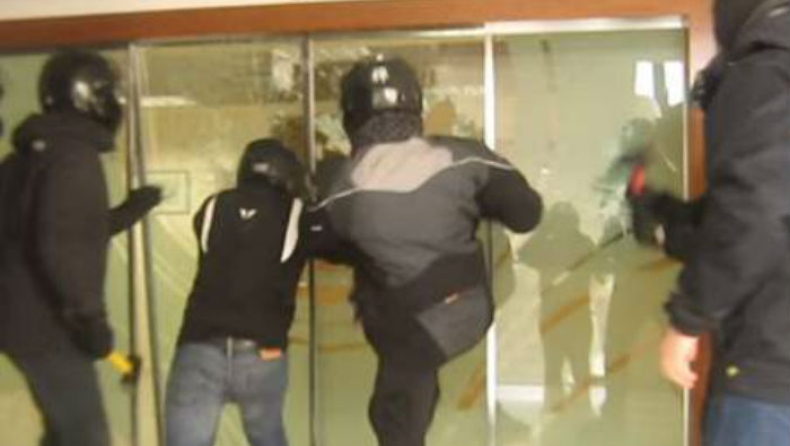 Η επίθεση στα γραφεία του Τειρεσία (vid)