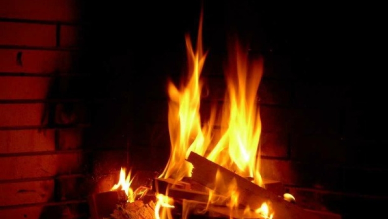 Environment ministry urges Athenians not to use fireplaces on Christmas to avoid smog