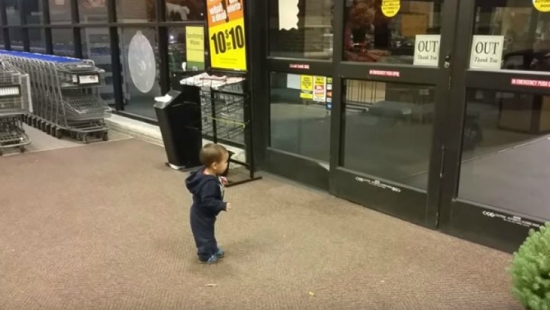 Πιτσιρικάς πρώτη φορά μπροστά σε αυτόματες πόρτες! (vid)