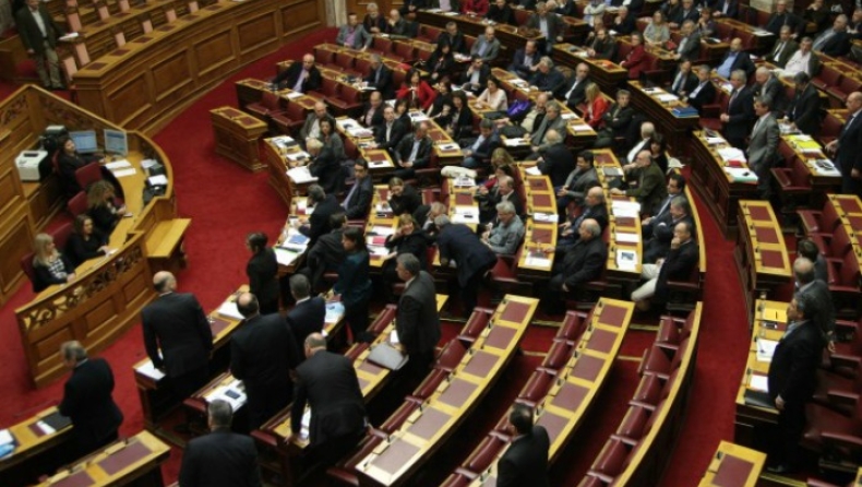 Ψηφίστηκε μετά από άγρια κόντρα η τροπολογία για τις τηλεοπτικές άδειες