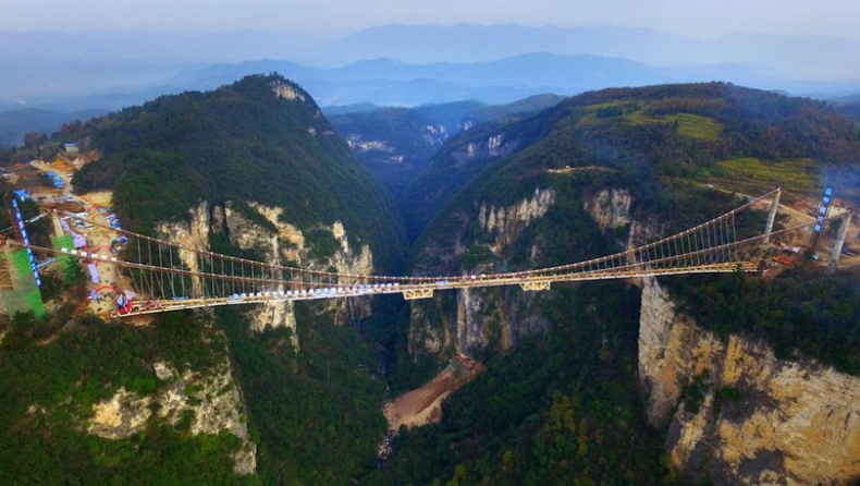 Υπό κατασκευή βρίσκεται η μεγαλύτερη γυάλινη γέφυρα της Κίνας (pics)