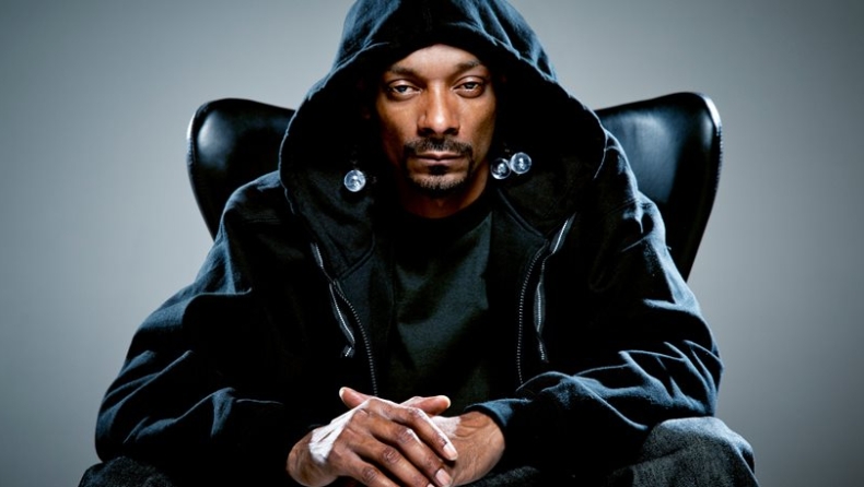 ΗΠΑ: Ο ράπερ Snoop Dogg τα βάζει με τον Bill Gates σε άπταιστα... γαλλικά